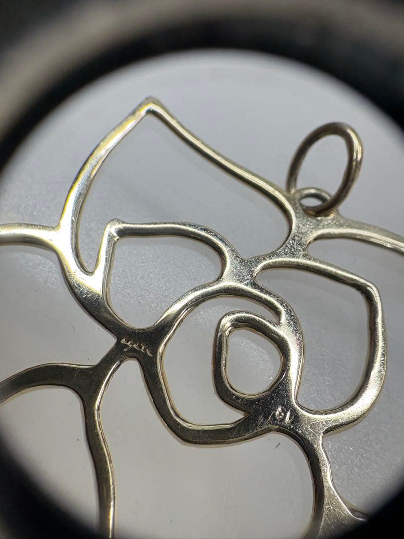 Agatu silver pendant in gold featuring rose and heart flower motif weighing 2.2 grams