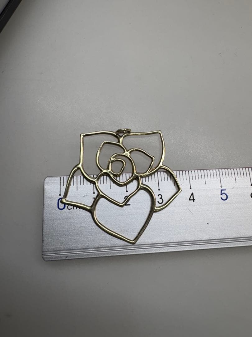 Agatu silver pendant in gold featuring rose and heart flower motif weighing 2.2 grams