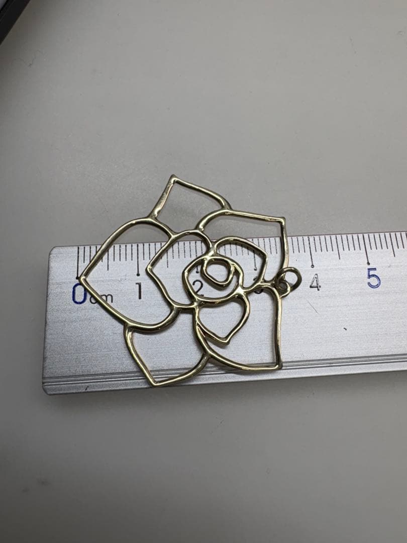 Agatu silver pendant in gold featuring rose and heart flower motif weighing 2.2 grams