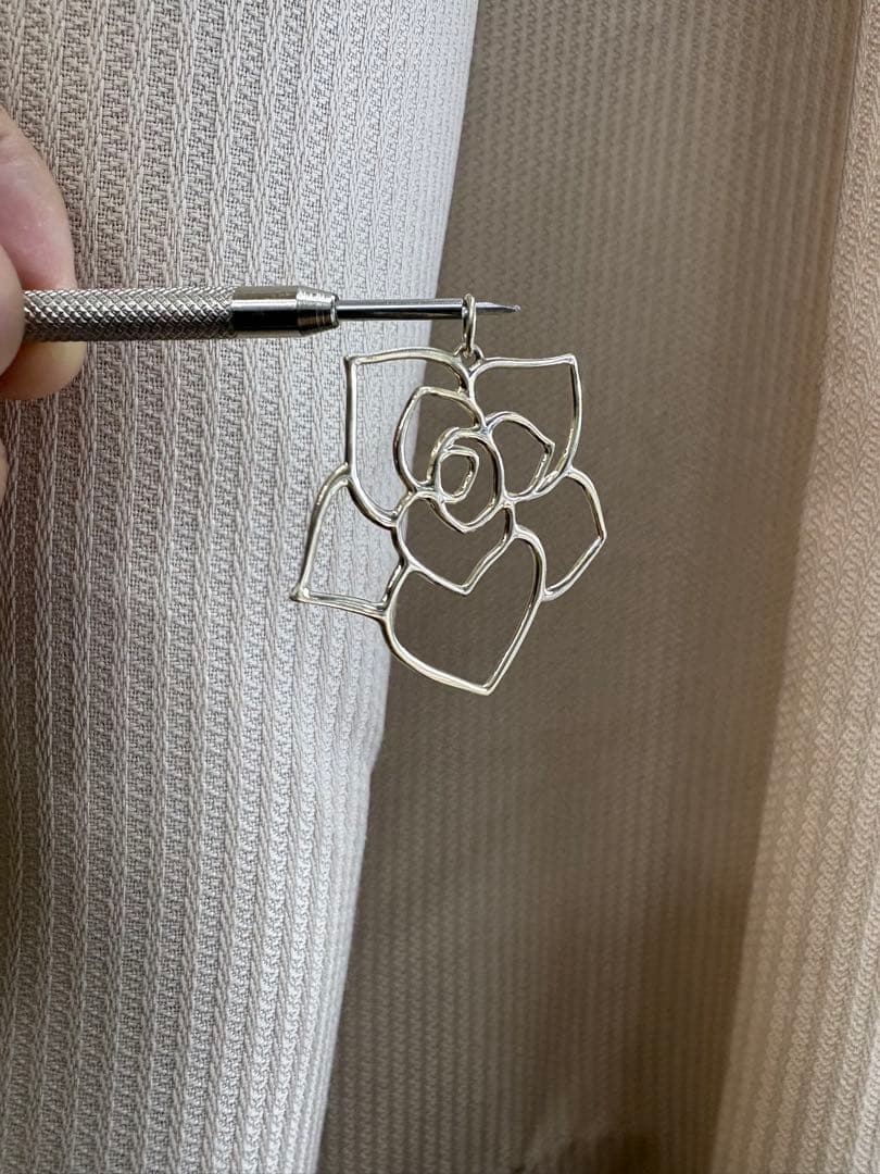 Agatu silver pendant in gold featuring rose and heart flower motif weighing 2.2 grams