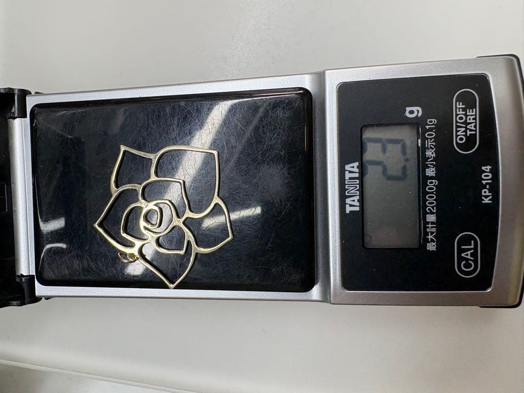 Agatu silver pendant in gold featuring rose and heart flower motif weighing 2.2 grams