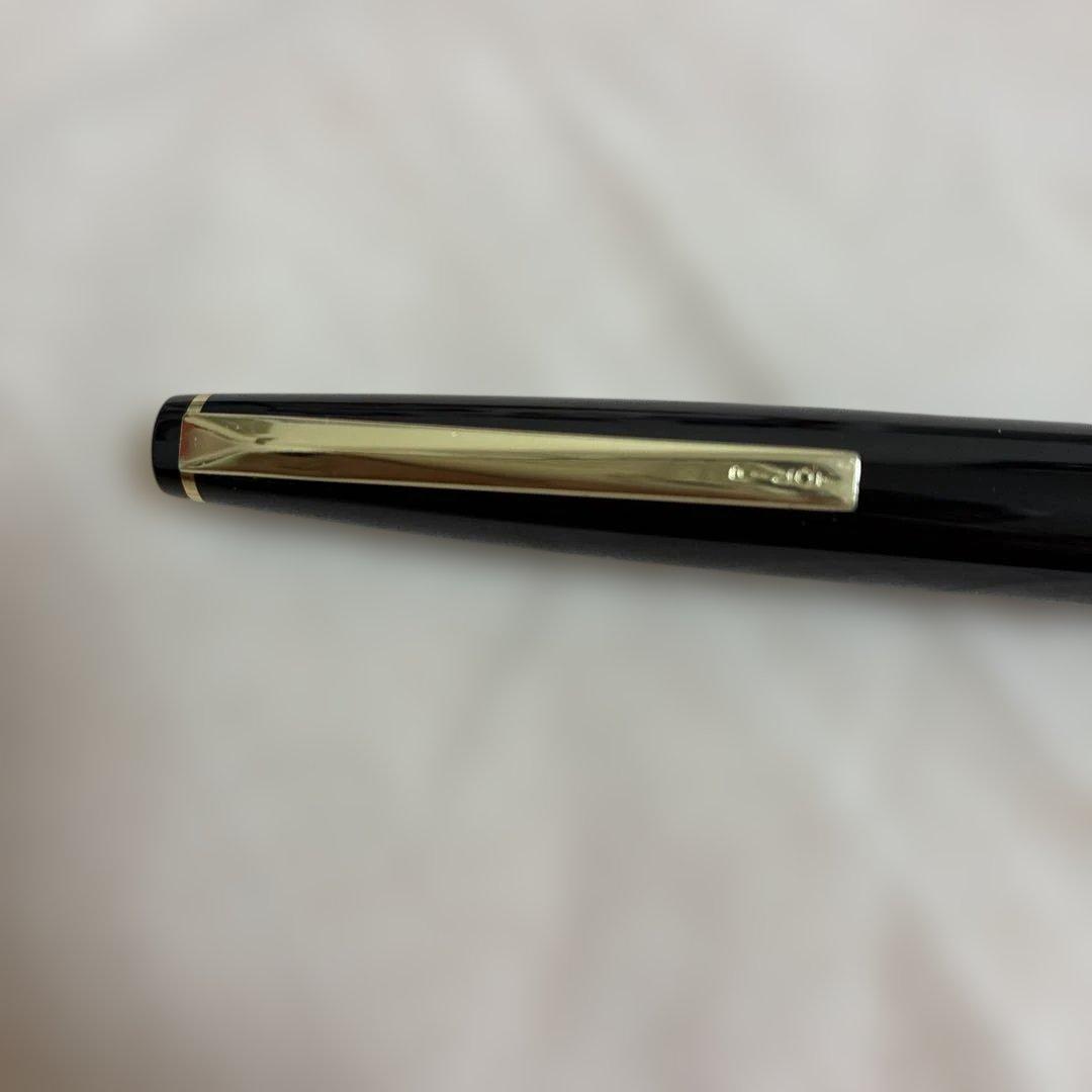 Pilot Elite fountain pen with 18K gold tip featuring black and gold design