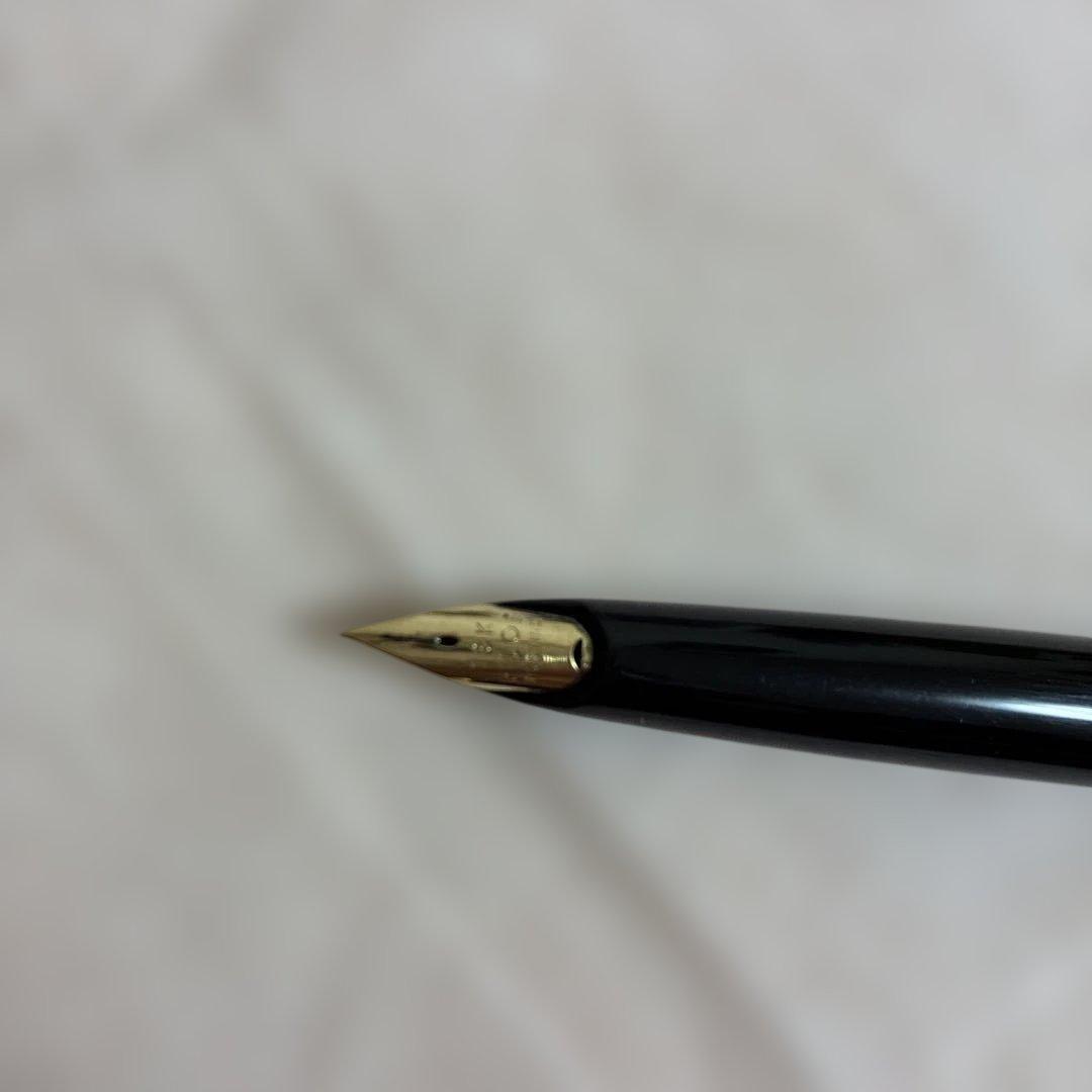 Pilot Elite fountain pen with 18K gold tip featuring black and gold design