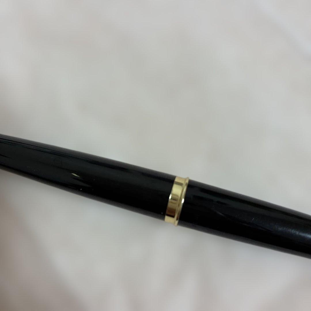 Pilot Elite fountain pen with 18K gold tip featuring black and gold design