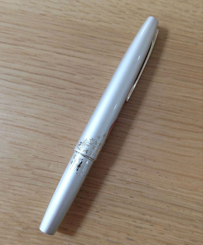Pilot fountain pen with short fine 14K gold nib and gold beige and cherry red body