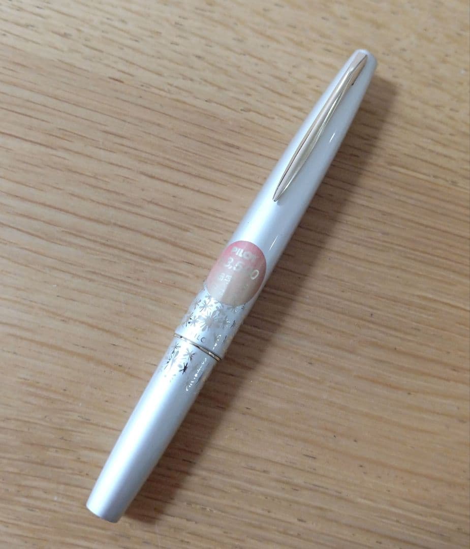 Pilot fountain pen with short fine 14K gold nib and gold beige and cherry red body