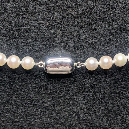 SV Akoya Pearl Necklace with 5.5mm pearls measuring 42cm in length and 21g weight