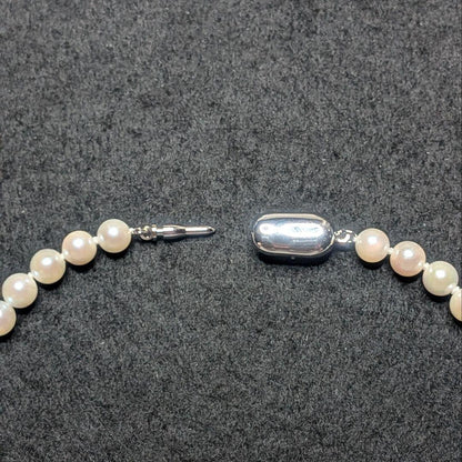 SV Akoya Pearl Necklace with 5.5mm pearls measuring 42cm in length and 21g weight