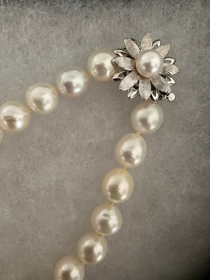 Elegant Akoya pearl necklace measuring 42.5 centimeters with lustrous white pearls on a chain