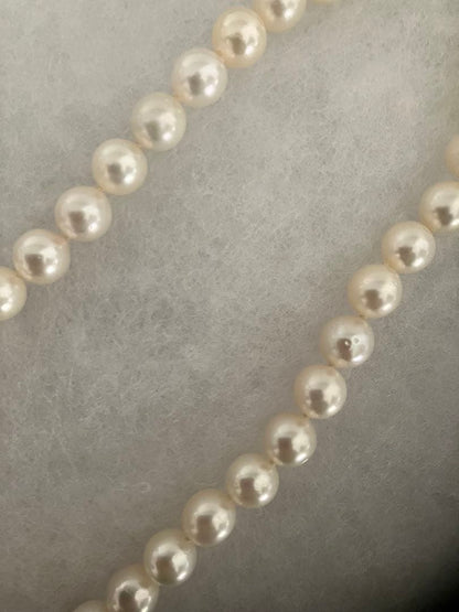 Elegant Akoya pearl necklace measuring 42.5 centimeters with lustrous white pearls on a chain
