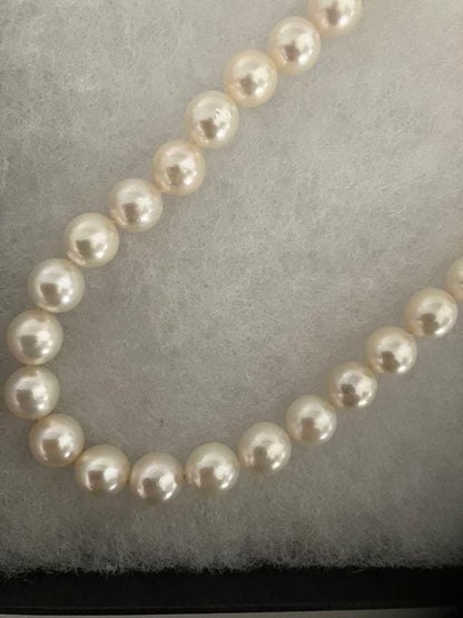 Elegant Akoya pearl necklace measuring 42.5 centimeters with lustrous white pearls on a chain