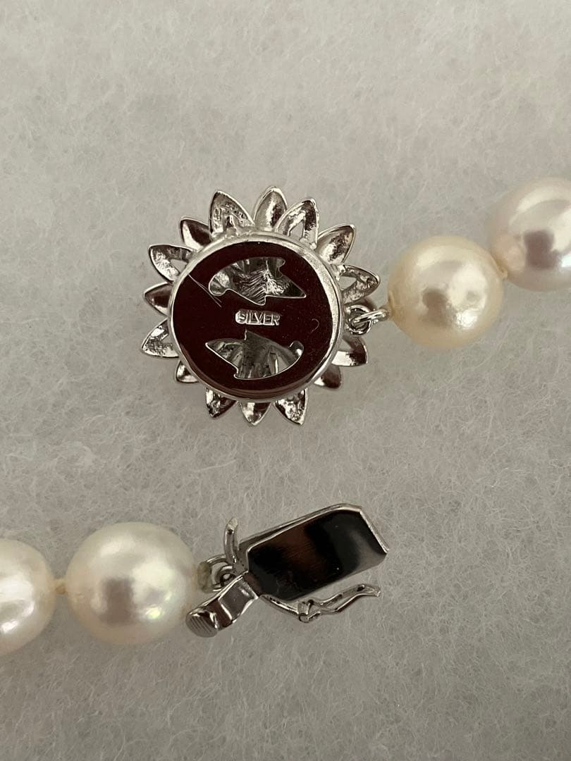 Elegant Akoya pearl necklace measuring 42.5 centimeters with lustrous white pearls on a chain
