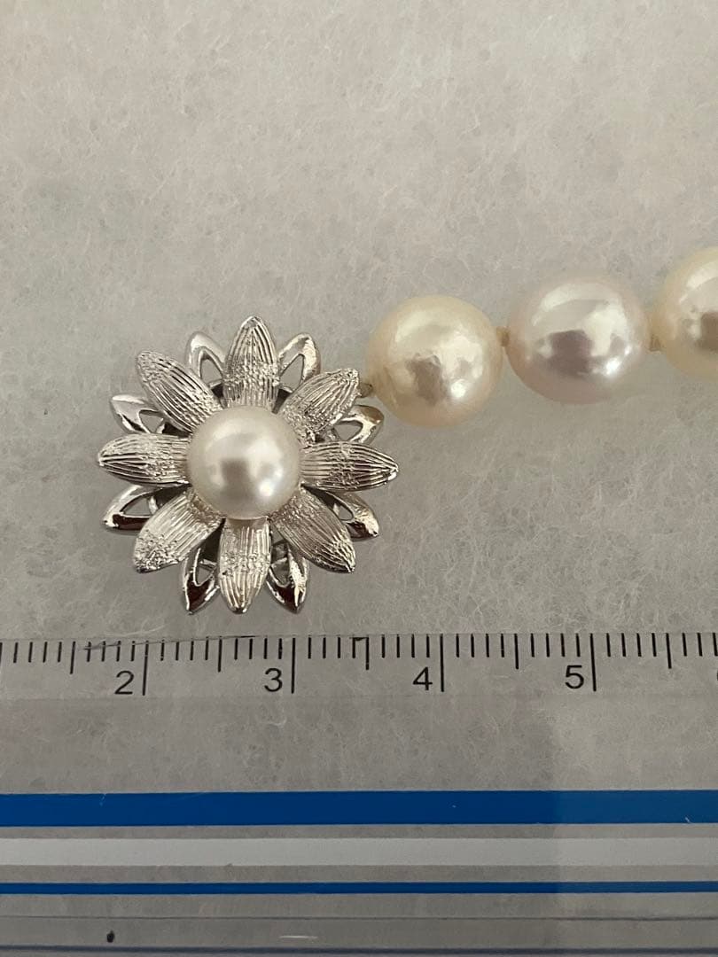 Elegant Akoya pearl necklace measuring 42.5 centimeters with lustrous white pearls on a chain