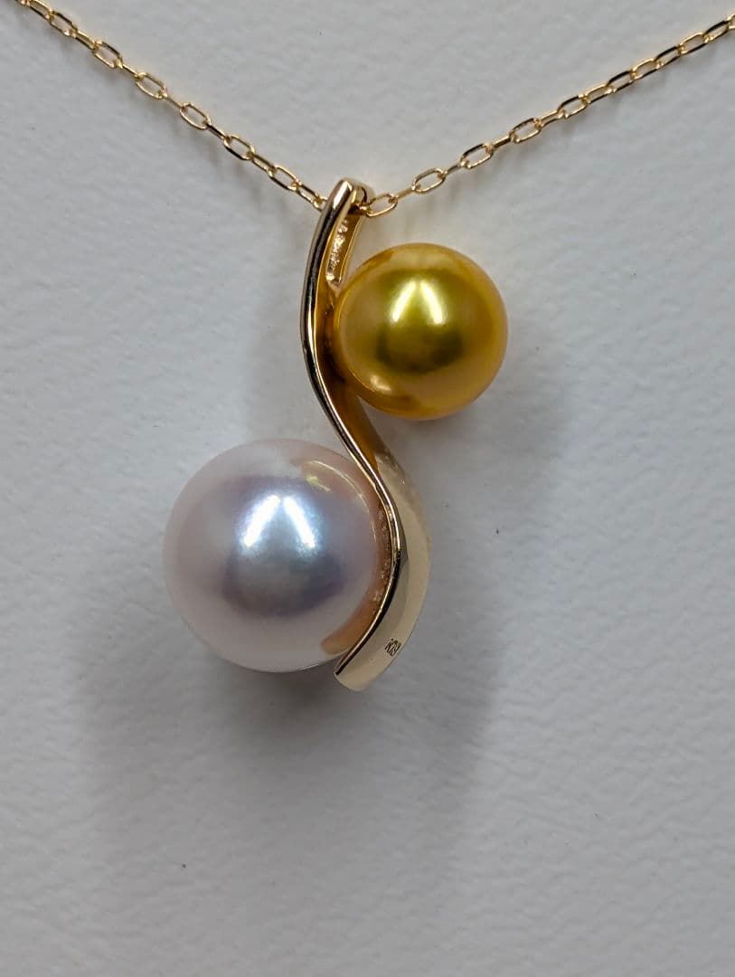 Honuki Pearl Akoya Necklace with 8.5-9mm white pearls and 6-6.5mm gold-dyed pearls on 40cm K18 chain
