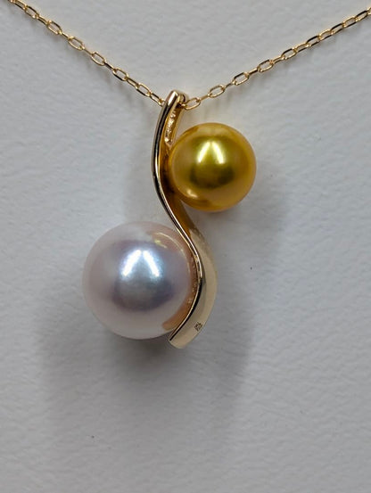 Honuki Pearl Akoya Necklace with 8.5-9mm white pearls and 6-6.5mm gold-dyed pearls on 40cm K18 chain