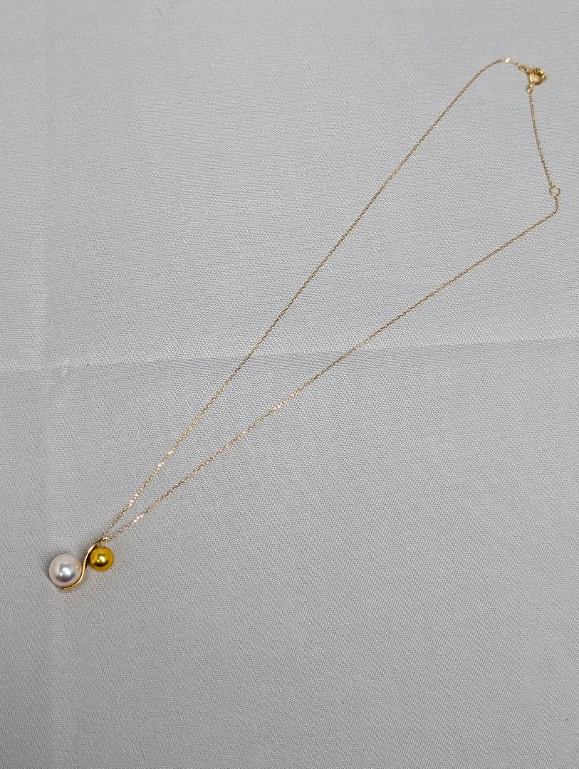 Honuki Pearl Akoya Necklace with 8.5-9mm white pearls and 6-6.5mm gold-dyed pearls on 40cm K18 chain