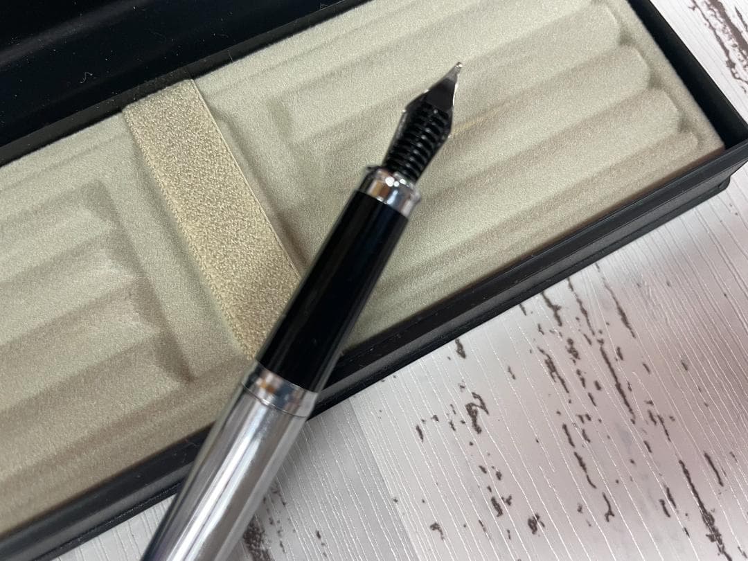 Nika Kuro Fountain Pen with medium point and black sleek 119 mm body