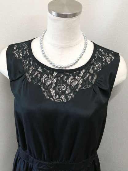 Akoya pearl necklace with natural gray 7-7.9mm pearls and 42cm length displaying a shine