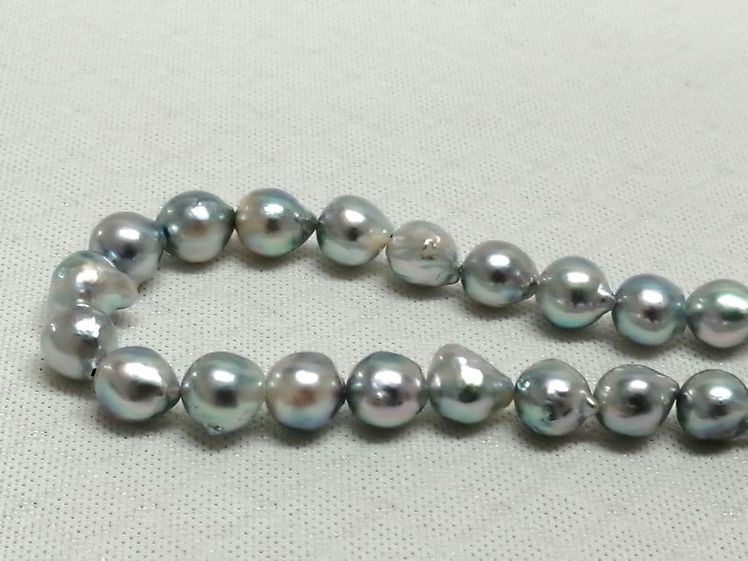 Akoya pearl necklace with natural gray 7-7.9mm pearls and 42cm length displaying a shine