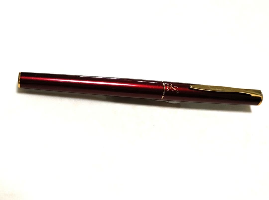 Pilot L model fountain pen in wine red with 14K gold clip and decorations, vintage used condition