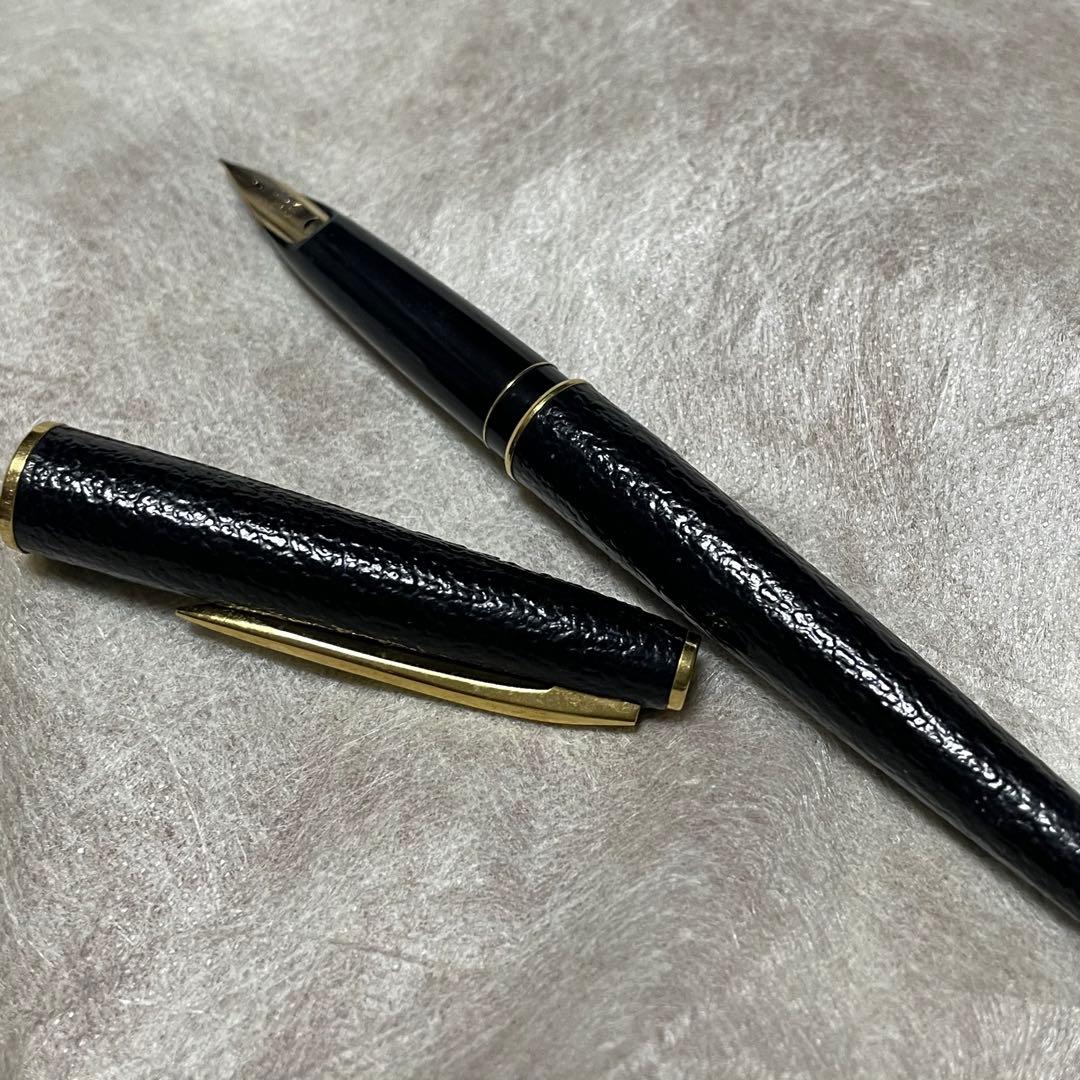 Used Pilot Fountain Pen Black 14k586 with 14k gold tip and black body, no case