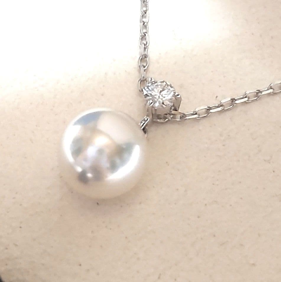New Mikimoto Akoya Pearl and Diamond Pendant with 8.3 mm pearl and single diamond on 38 cm white gold chain