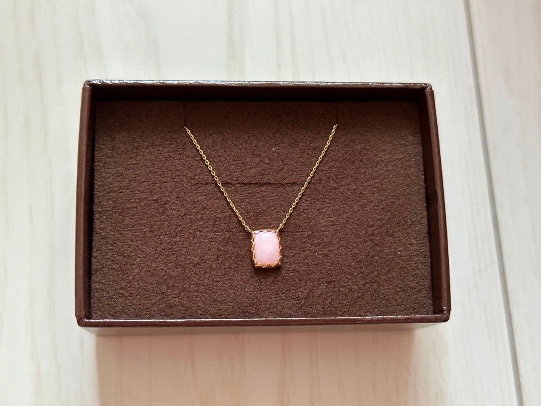 Pink K10 gold necklace featuring a delicate agate conch shell pendant