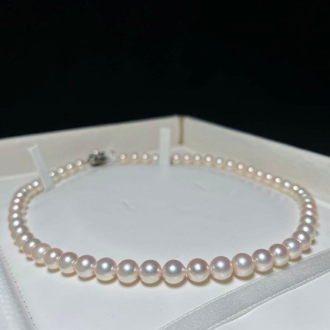 Akoya pearl necklace featuring round 7.0-7.4mm pearls with a 42 cm length