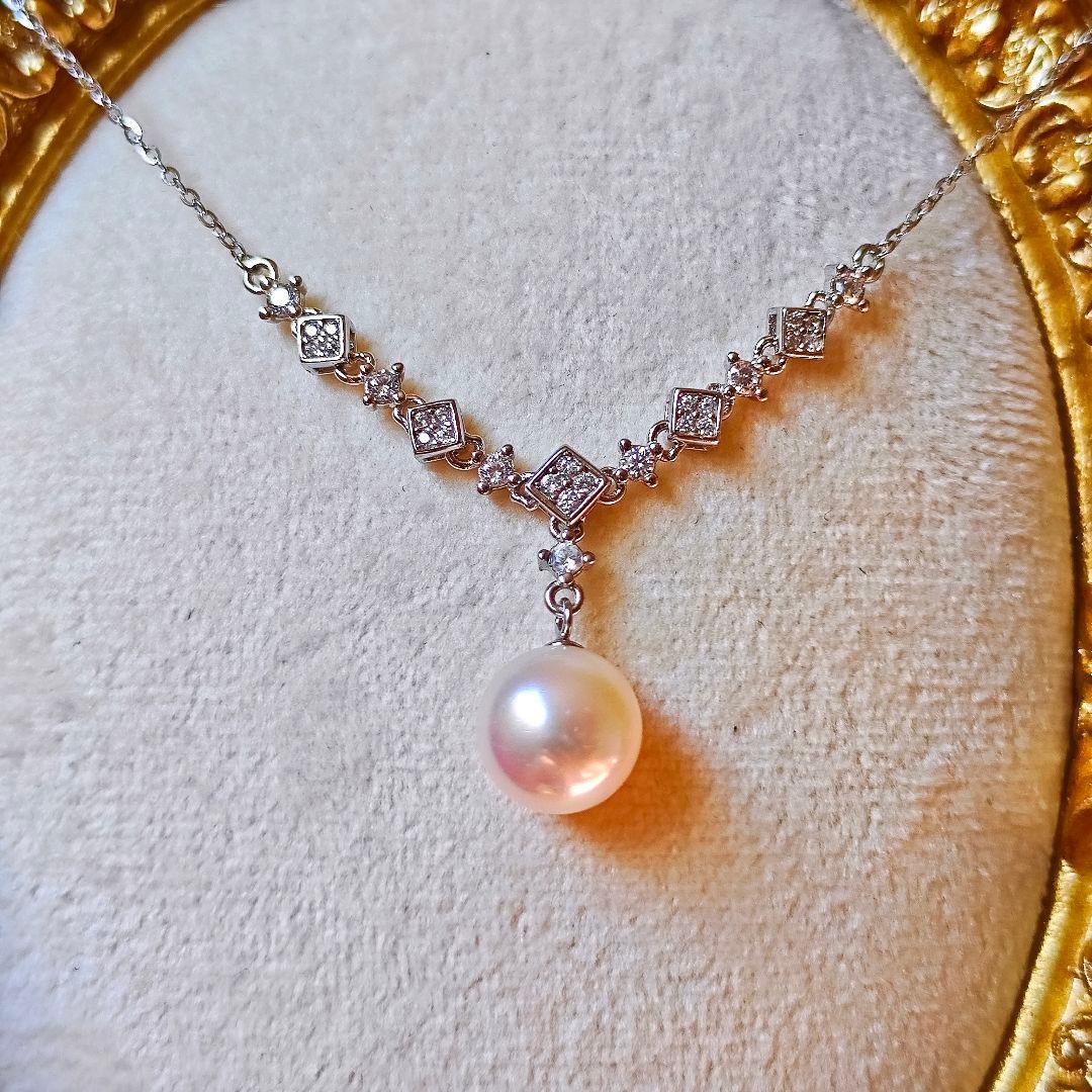 Jigglypuff King Law silver pendant necklace with 9.5mm white Hanadama Akoya pearl on a 45 cm chain