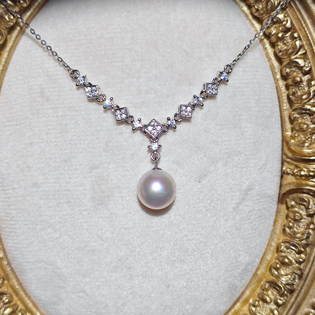 Jigglypuff King Law silver pendant necklace with 9.5mm white Hanadama Akoya pearl on a 45 cm chain