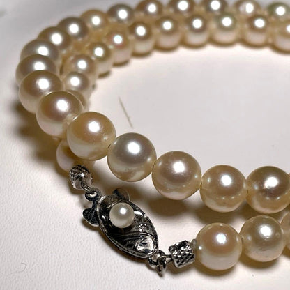 Natural-colored Akoya pearl necklace with 6.7 to 7.7 mm round white pearls and silver clasp, 44.5 cm long