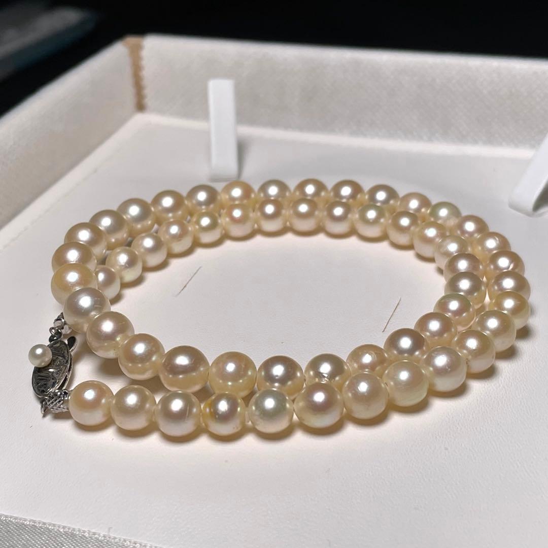 Natural-colored Akoya pearl necklace with 6.7 to 7.7 mm round white pearls and silver clasp, 44.5 cm long