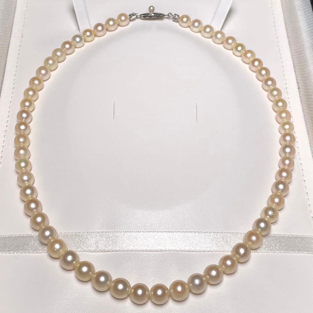 Natural-colored Akoya pearl necklace with 6.7 to 7.7 mm round white pearls and silver clasp, 44.5 cm long