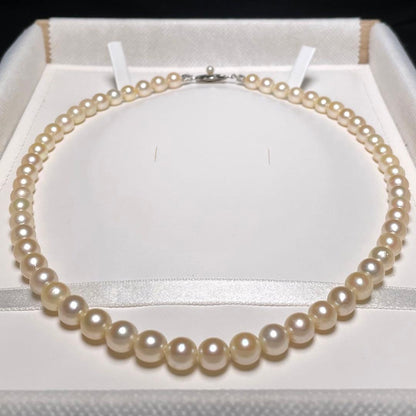 Natural-colored Akoya pearl necklace with 6.7 to 7.7 mm round white pearls and silver clasp, 44.5 cm long