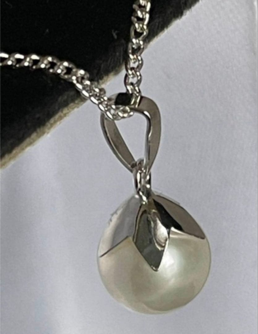 Close-up of 7mm Akoya pearl necklace pendant in 14K white gold on white background