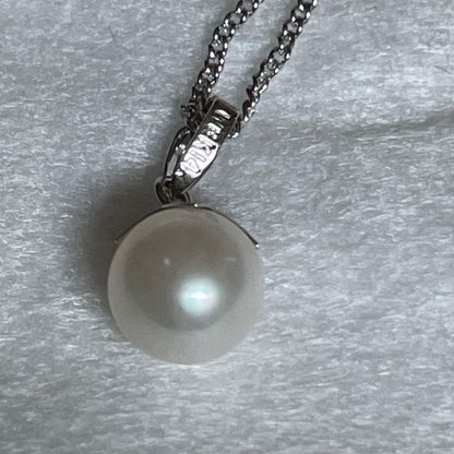 Close-up of 7mm Akoya pearl necklace pendant in 14K white gold on white background