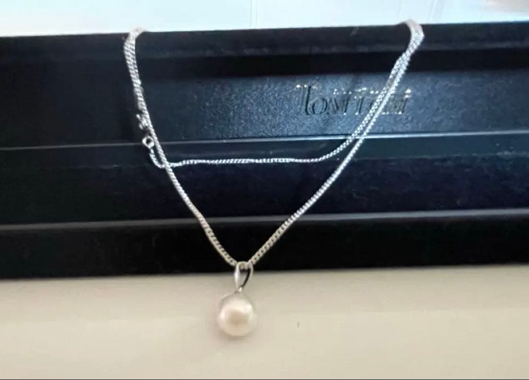 Close-up of 7mm Akoya pearl necklace pendant in 14K white gold on white background