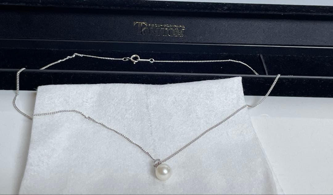 Close-up of 7mm Akoya pearl necklace pendant in 14K white gold on white background