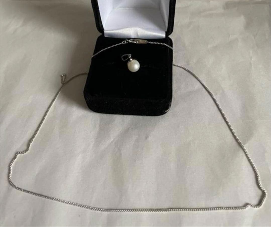Close-up of 7mm Akoya pearl necklace pendant in 14K white gold on white background