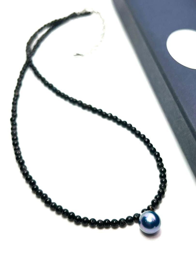 Oomamemono Akoya pearl black tourmaline necklace with round indigo blue pearls on white background