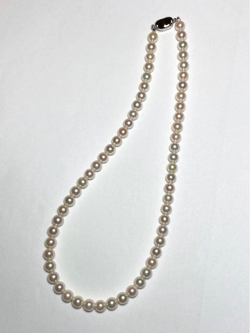 K906 Akoya pearl necklace with 6.5-7.0 mm pearls, 42 cm length, draped against a white background