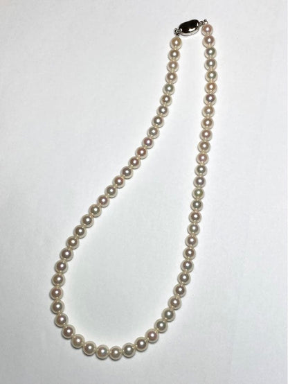 K906 Akoya pearl necklace with 6.5-7.0 mm pearls, 42 cm length, draped against a white background