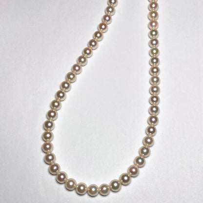 K906 Akoya pearl necklace with 6.5-7.0 mm pearls, 42 cm length, draped against a white background