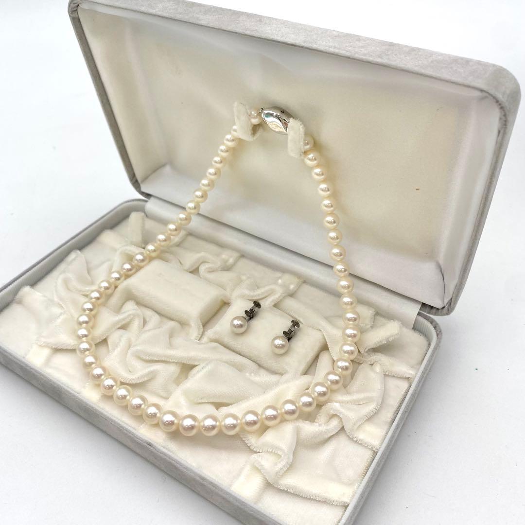 Akoya pearl necklace and matching earrings with 7mm white pearls on a 41cm chain