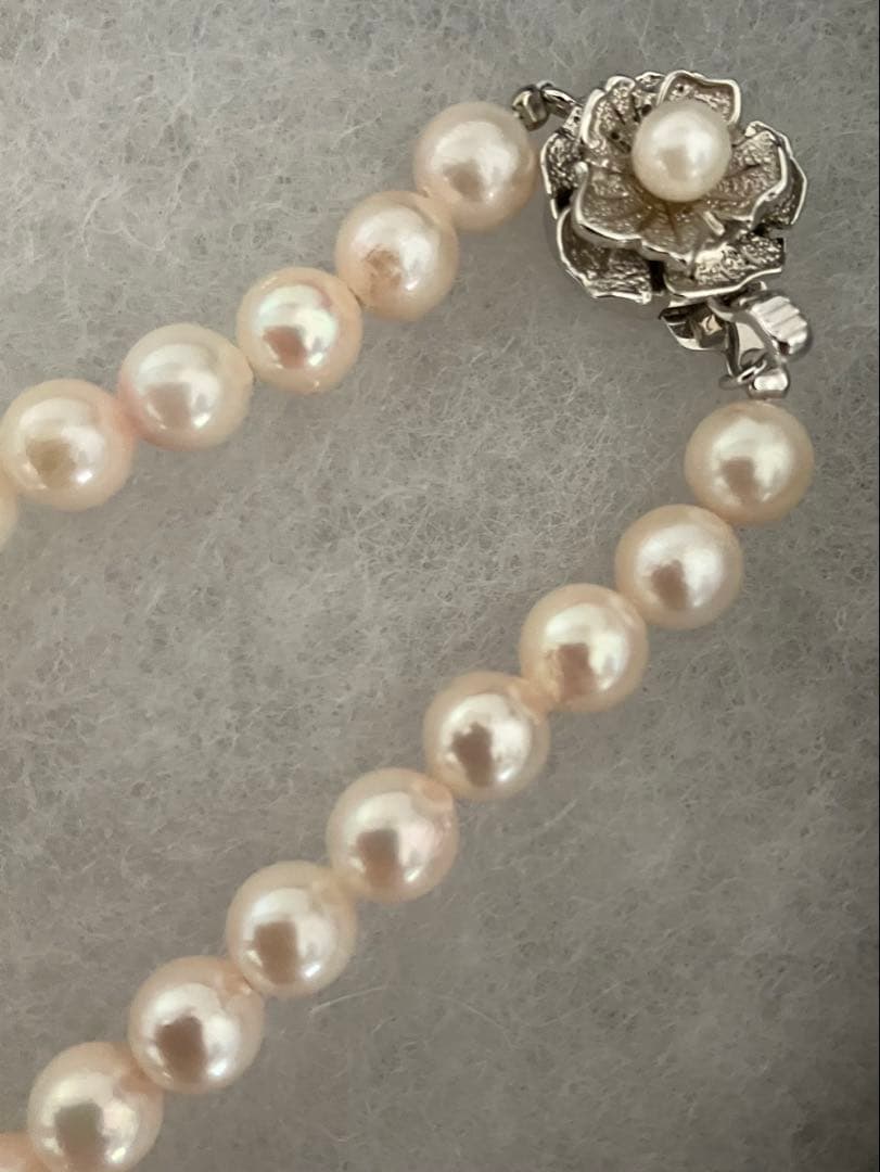 Akoya pearl necklace with white pearls featuring a subtle pinkish tone, 42 cm length, and 6.8 mm pearls