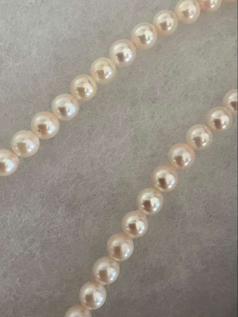 Akoya pearl necklace with white pearls featuring a subtle pinkish tone, 42 cm length, and 6.8 mm pearls