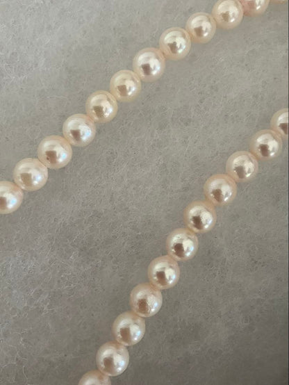 Akoya pearl necklace with white pearls featuring a subtle pinkish tone, 42 cm length, and 6.8 mm pearls