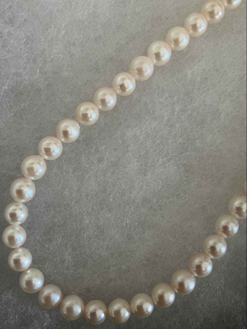 Akoya pearl necklace with white pearls featuring a subtle pinkish tone, 42 cm length, and 6.8 mm pearls