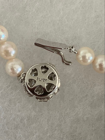 Akoya pearl necklace with white pearls featuring a subtle pinkish tone, 42 cm length, and 6.8 mm pearls