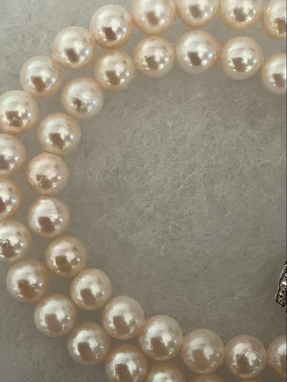 Akoya pearl necklace with white pearls featuring a subtle pinkish tone, 42 cm length, and 6.8 mm pearls